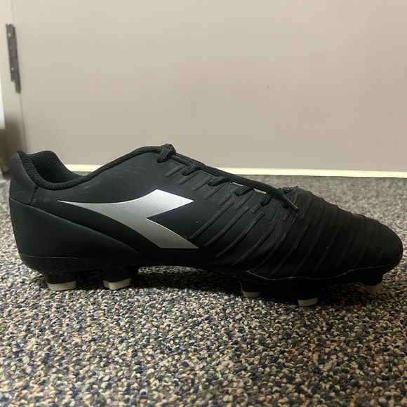 Diadora men’s cleats - Picture 2 of 3